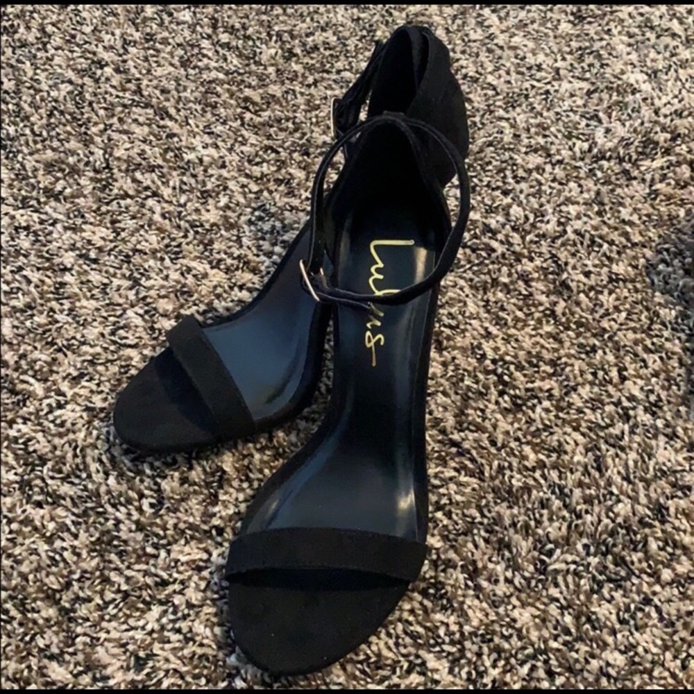Lulus black pumps